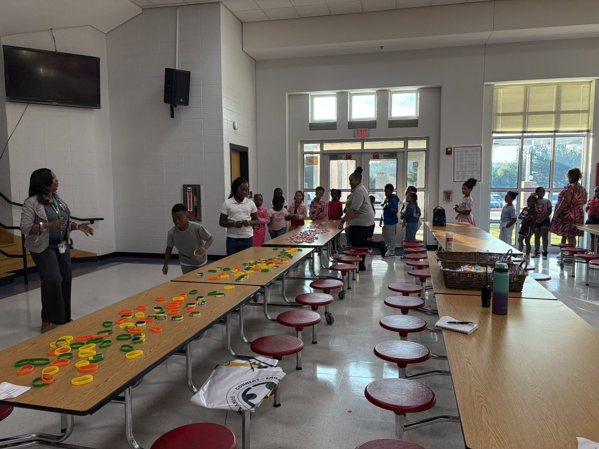 RES_Royals's tweet photo. 🎉 Our Royals with royal attendance in August were celebrated in the Attendance Parade! 👑 Students enjoyed 1 sweet treat 🍬 + 1 fun trinket 🎁 for showing up and shining each day. Way to set the tone for a strong school year, RES! 💜💛 #RESRoyals #AttendanceMatters https://t.co/sdkRhqh7vB