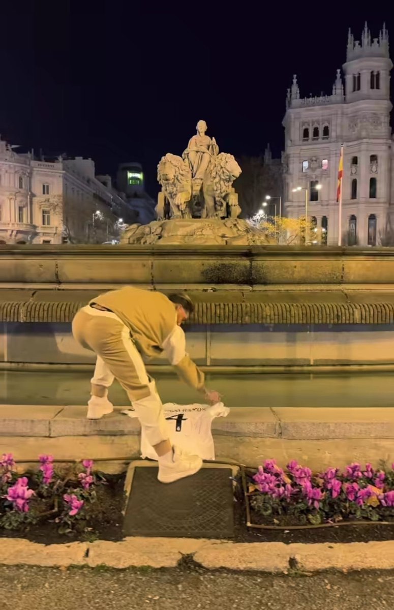Sergio Ramos a laissé un MAILLOT SIGNÉ du Real Madrid à la place de Cibeles, pour un fan chanceux qui le trouvera. ✅🤍

"Félicitations pour être arrivé en premier à Cibeles. Salutations du capitaine, Hala Madrid !" 🥹