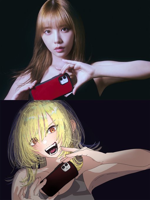 薄茶色の長い髪に赤いスマートフォンを両手に持ち、ノースリーブの上着を着たヨダ由紀。下は長いブロンドの髪を持つキャラクターが両手に濃いスマートフォンを持ち、ノースリーブの上着を着て鋭い歯で満面の笑みを浮かべているアニメ風のイラスト。