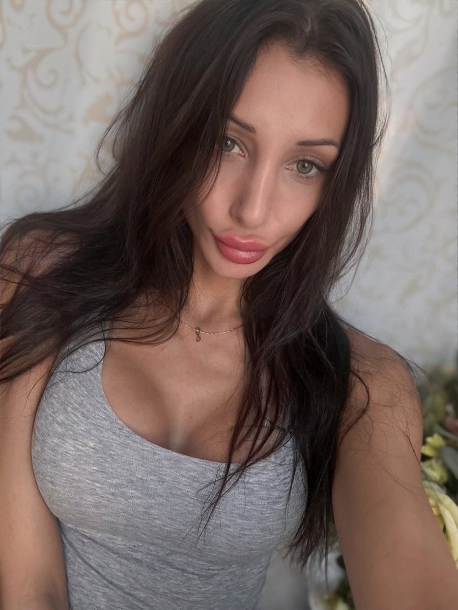 Mia___Grey's tweet photo. Look at my eyes 🦎 https://t.co/t9AVqutIwS