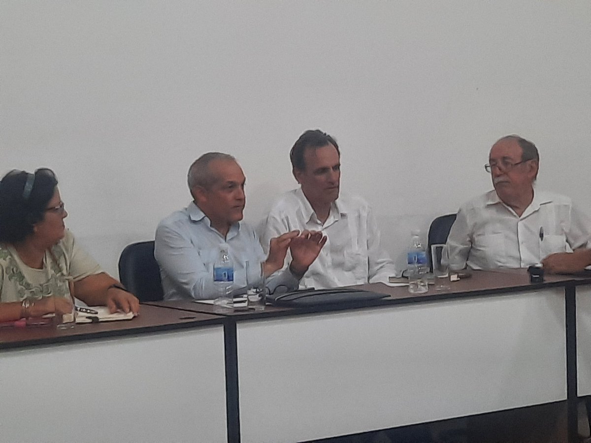 #LeyCTICuba, continuamos el proceso de construcción, seguimos escuchando a los actores del Sistema de Ciencia, Tecnología e Innovación  cubano. Hoy el Ministro @CitmaCuba, <a href="/ArmandoRguezB/">Armando</a>, intercambia con profesores y académicos de la Universidad de La Habana. Jornada aportadora.