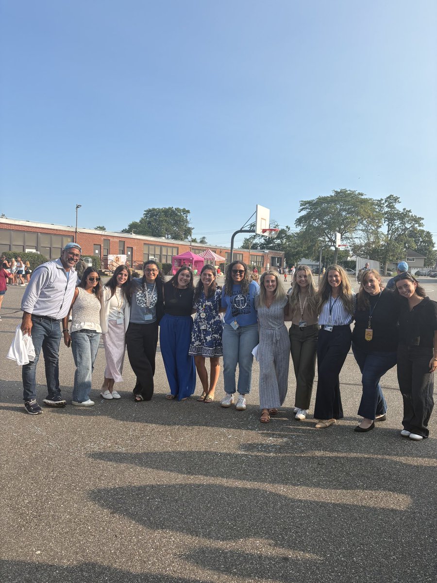 msstolls's tweet photo. The best end to the best 1st week! School 8 BBQ!💙⚓️ @OSchoolsPR @O_School8 https://t.co/B0I8iBMUXS