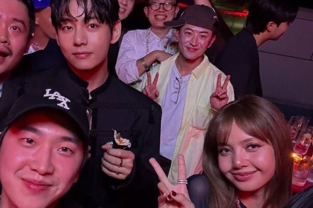Taenniecore's tweet photo. Taehyung with Lisa and Rossie,this family reunion with the sisters in law https://t.co/BKVY8c3CO2