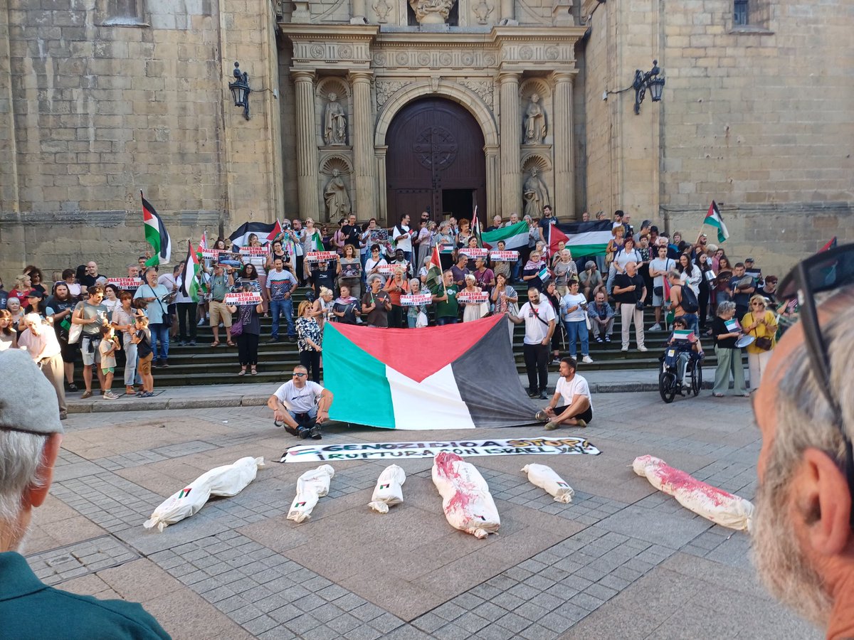 bertolutxib's tweet photo. Errenteria/Oreretako Herriko Enparantzatik lau haizetara oihukatu dugu: #PalestinaAskatu  #GenozidioaSTOP  #BoicotIsrael @GerPalesti2023 ren deialdiari erantzunez. https://t.co/tiedERdAys