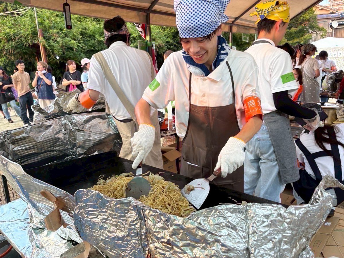 volusuta19's tweet photo. 【活動紹介】
🏮西之町祭り🏮

8/15(金),8/16(土)に実施した『西之町祭り』について紹介します！
今回は焼きそばとフランクフルトを出店しました！🥳

私達は暑さに負けず、楽しく活動に参加しています☀️

祭り活動が気になる！って思ったらDMしてね！ 

#摂南大学
#摂南大学ボランティア・スタッフズ https://t.co/cCHdtYuT7Y