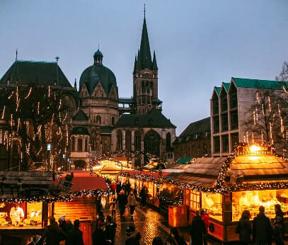 euro_tour's tweet image. 🇩🇪『アーヘンの #クリスマスマーケット ２０２５🎄✨』11/21～12/23　大聖堂周辺の広場や通りに、クリスマスの音楽が流れ、魅惑的な香りが漂って、賑やかなパラダイスが出現します♪ #アーヘン #Aachen #Weihnachtsmarkt
👉aachenweihnachtsmarkt.de
➡ドイツの温泉：euro-tour.co.jp/spa/germany.ht…