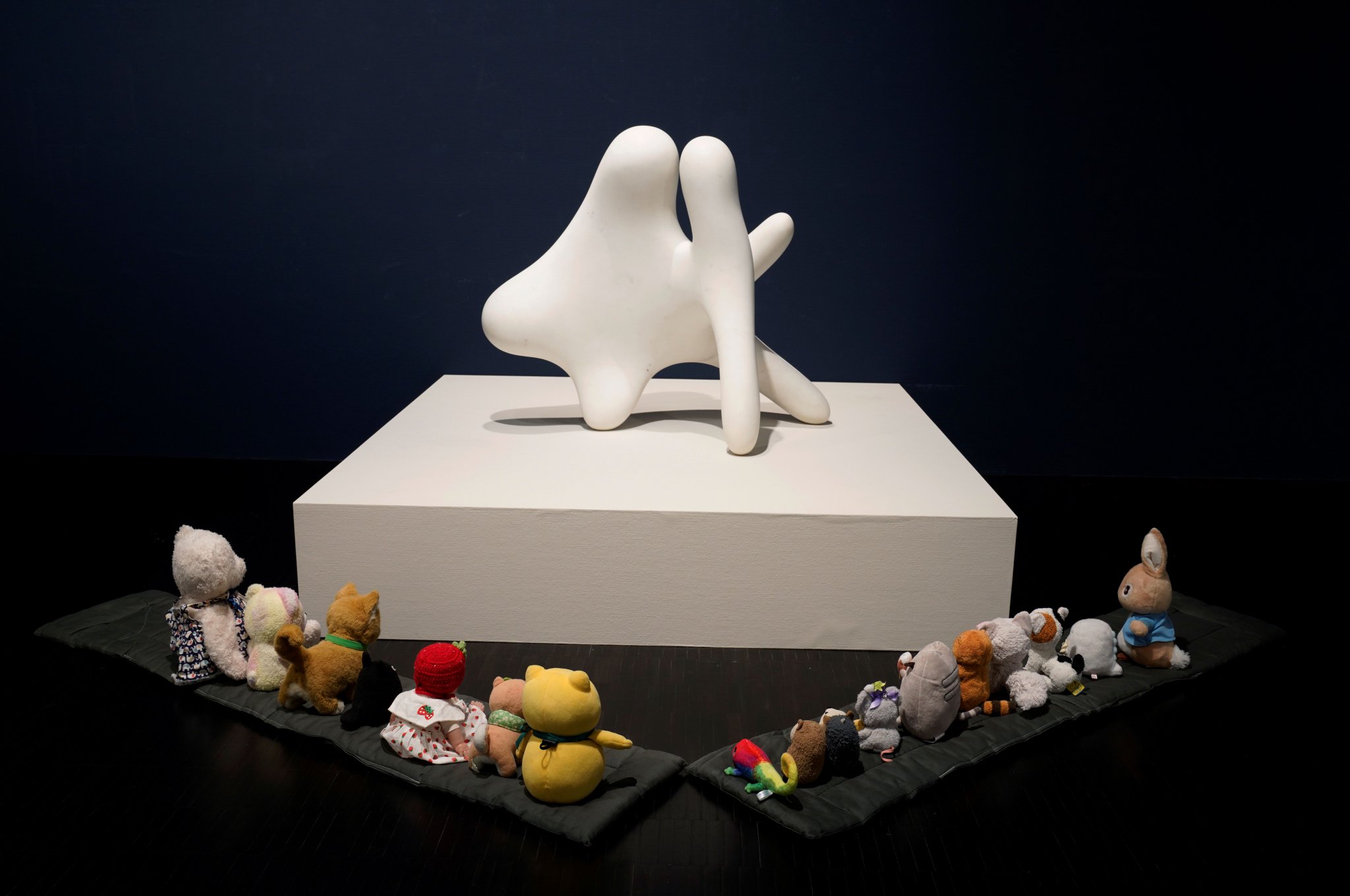 【豪華11点セット】寝相アート&ぬいぐるみ 背景 東京国立近代美術館 MOMAT on X: 