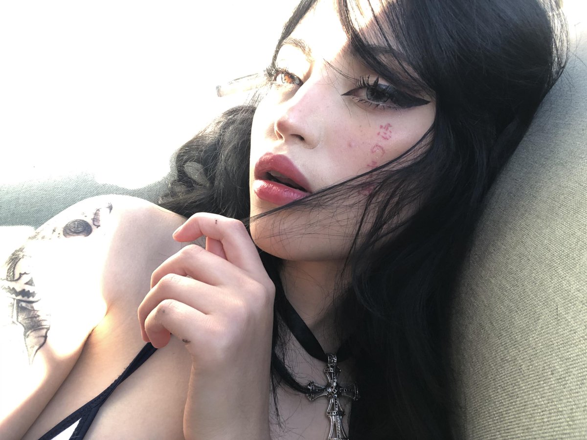 lyraaucd's tweet photo. your almost-girlfriend but make it goth https://t.co/nVH7DfaIlp
