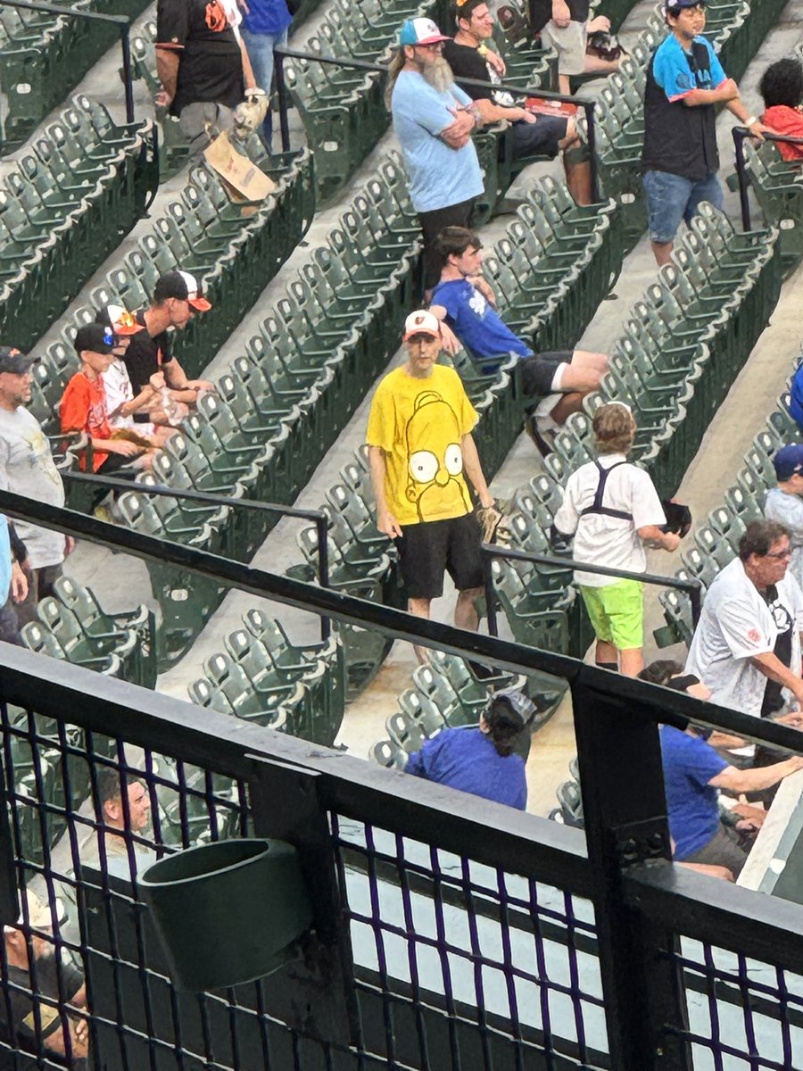 BWTGAMER's tweet photo. @OsCardGiveAways Zack Hample spotted https://t.co/sbIX220zUC