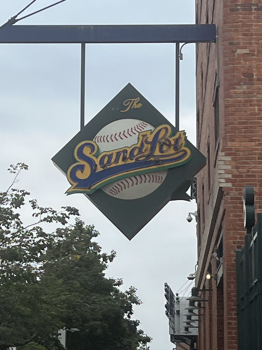 Theycallmebern's tweet image. Got a date with a nice Blue Moon tonight! No other way to support the @Section10Pod @Jared_Carrabis @ColeyMick @Steve_Perrault @tylermilliken_ #suckone