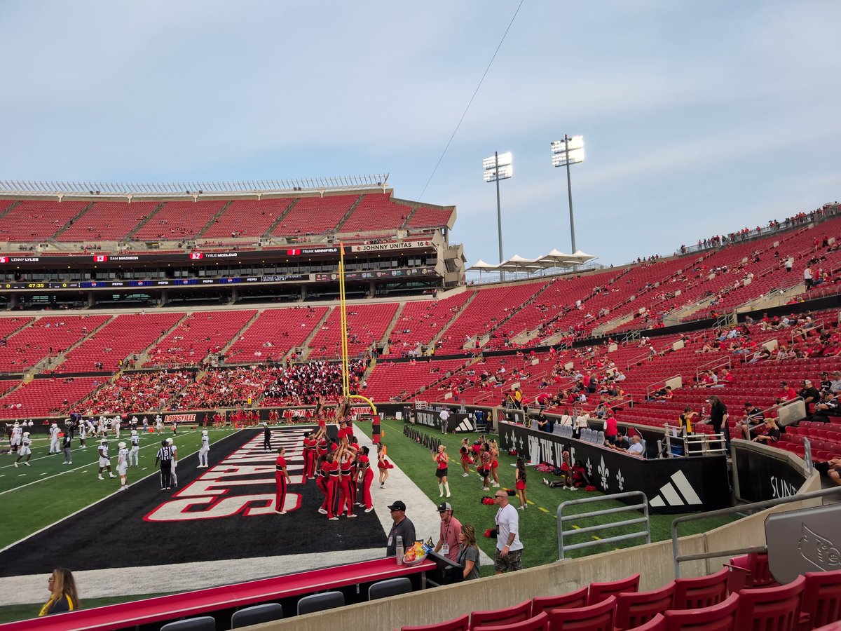 ClayGreene77's tweet photo. My first football game ever here with the Louisville #gocards! https://t.co/mswxZVhNcF