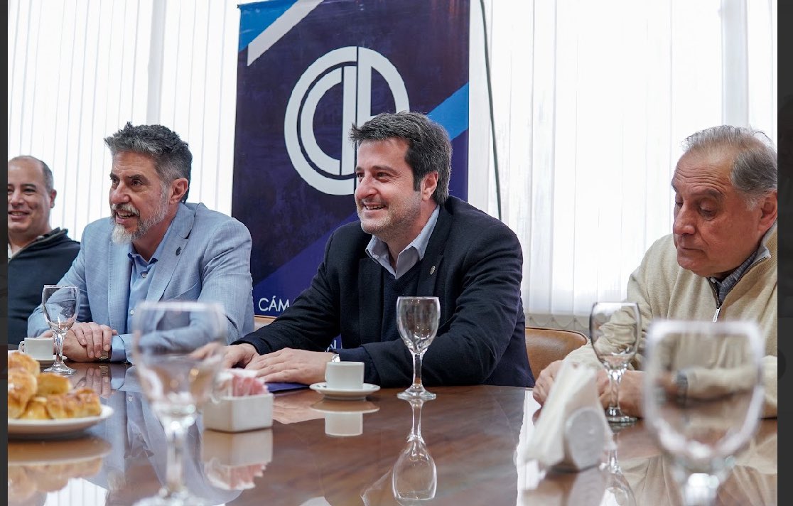 Nos reunimos con <a href="/Abelfreidember1/">Abel Freidemberg</a>  y <a href="/camarasanrafael/">Cámara San Rafael</a> para coordinar acciones en torno a los pasos fronterizos del sur de nuestra provincia.
#PasoPehuenche
#EBILeñas
#IntegracionRegional 
#Mendoza