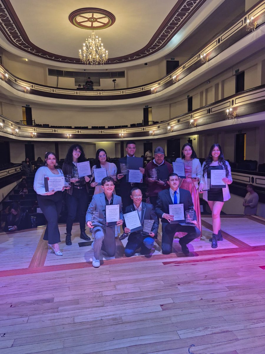 aurarenas_'s tweet photo. ¡Orgullosa de haber sido premiada en el Día Internacional de la Juventud! 

Me siento honrada de que mi proceso de activismo como joven y mujer haya sido reconocido 💜

Estoy emocionada de seguir trabajando por un futuro mejor para todos 🌟💪 #DíaInternacionalDeLaJuventud https://t.co/XKPg9gBRp7