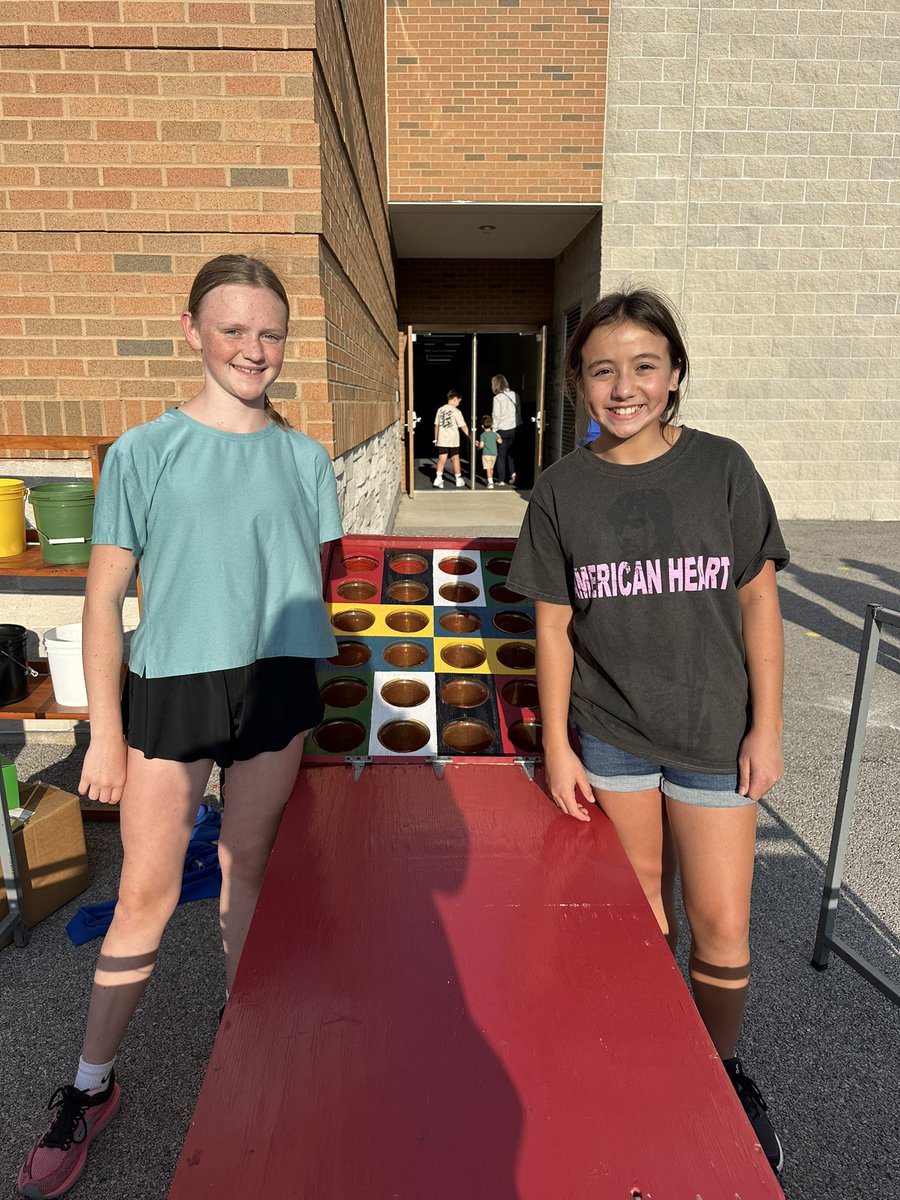 AWJHAthletics's tweet photo. Check out these AWesome students volunteering at the Whitehouse Back to School Bash! https://t.co/lqDOpWmj8I