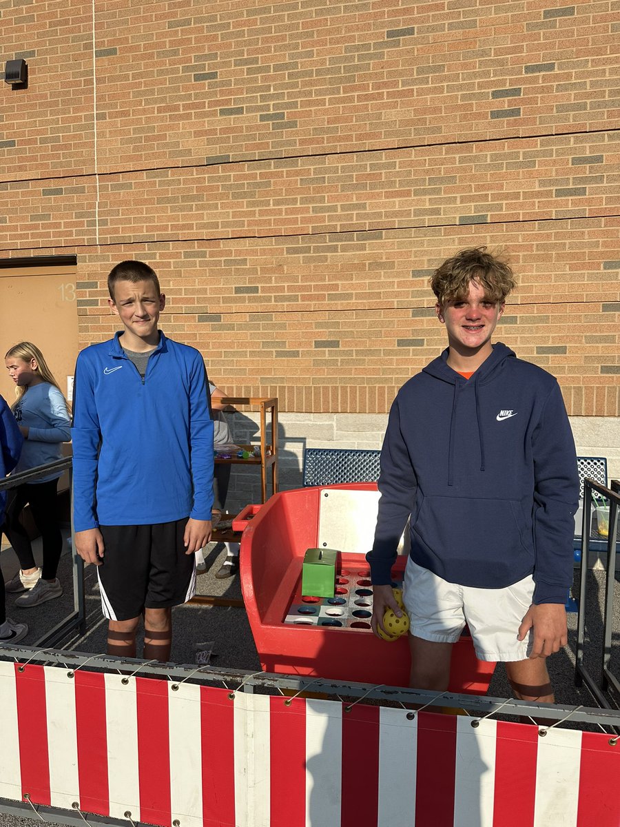 AWJHAthletics's tweet photo. Check out these AWesome students volunteering at the Whitehouse Back to School Bash! https://t.co/lqDOpWmj8I