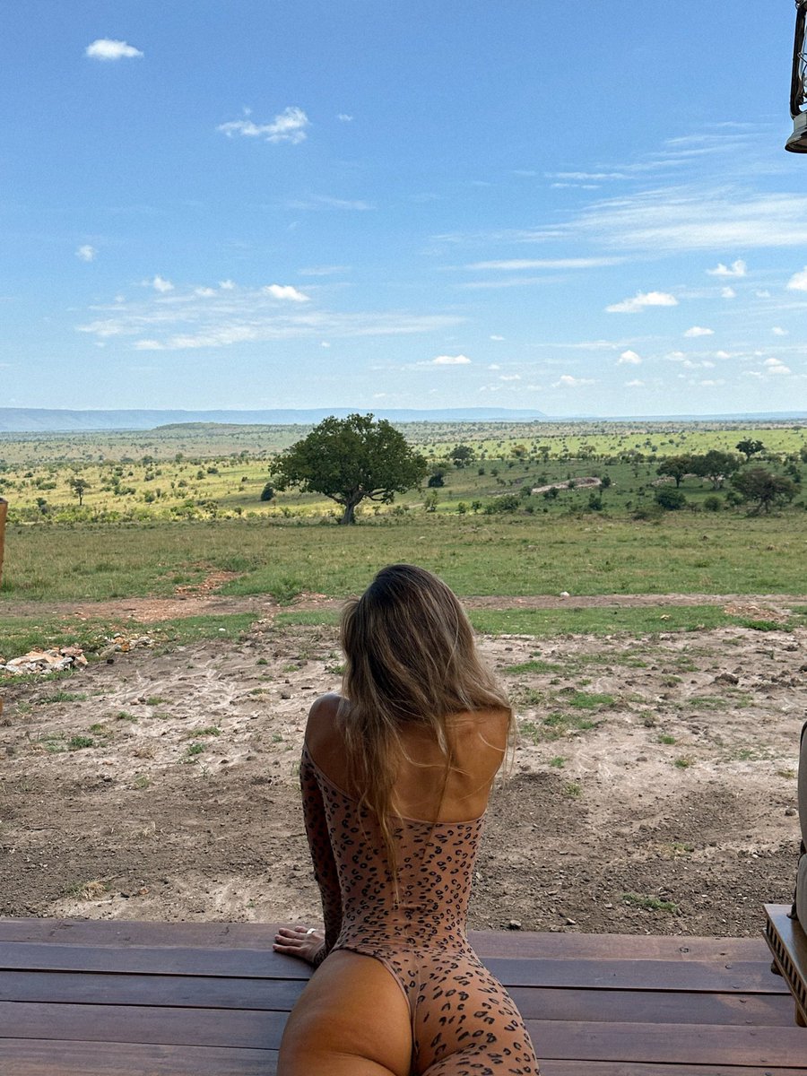 lizaakovalenko's tweet photo. What was the first thing you noticed?👀 https://t.co/F4sqQdqni7