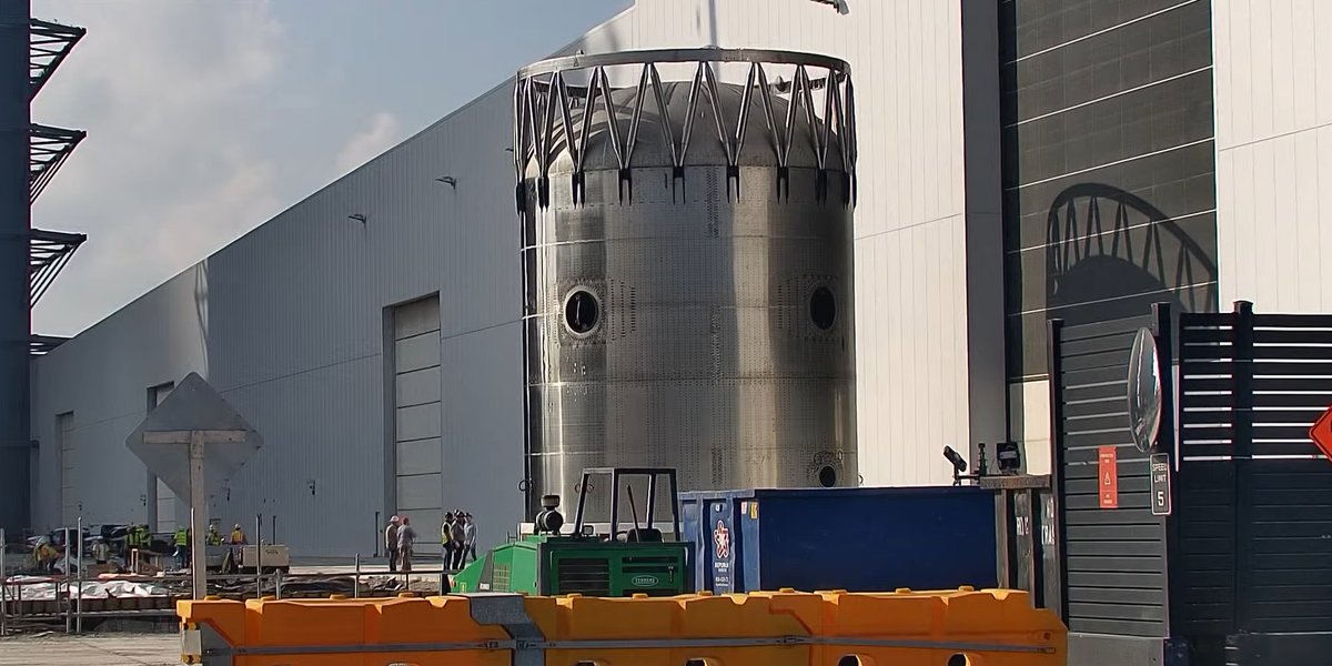 An integrated hot staging ring atop 2 rings has been rolled out of SFC!

Track Starbase Here: figma.com/design/2AvC161…
Join Our Discord Here: discord.gg/ZbrSYPzDAq

📸NSF | Starbase Live

#Tracking #starship #Starbase #SpaceX