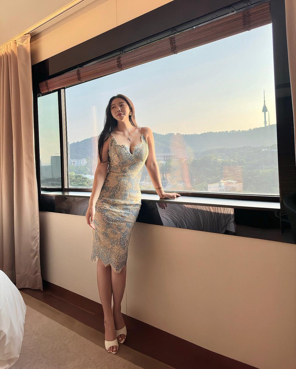 Queen_beesujin's tweet photo. Embracing golden hour in lace and elegance.

#EveningElegance #LaceDress #ChicStyle #FashionDiary #OOTD #DressToImpress #CityView https://t.co/iDQZmK94qb