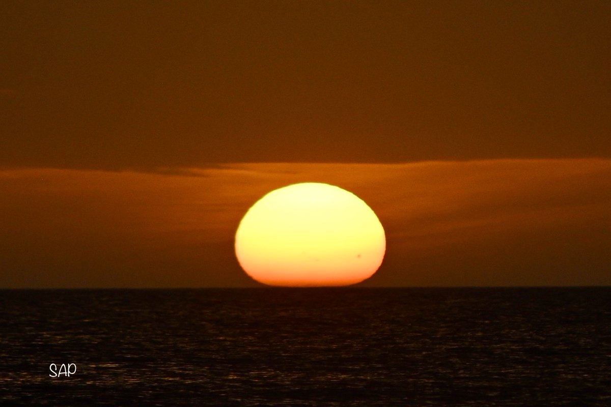 SAP__00's tweet image. Photo of the sun…

(And it really looks distorted like that on the horizon sometimes)