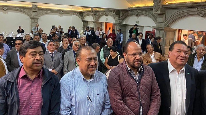 Esta mañana nos reunimos con 150 representantes de rutas de transporte, la diputada Xóchitl Bravo y Alejandro Chávez. 

Revisamos tarifas y otros temas para avanzar hacia un transporte digno, accesible y justo.

#Transporte #Movilidad #AccesibleYJusto
