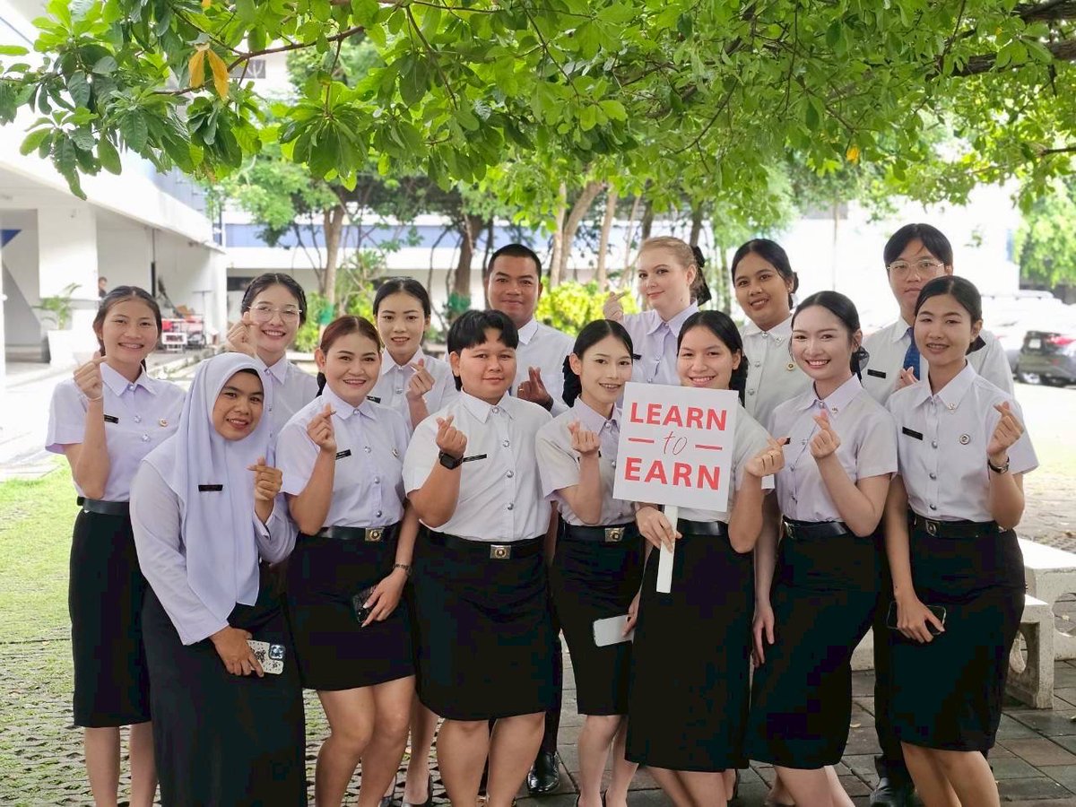 SCGFoundation's tweet image. มูลนิธิเอสซี มอบทุนการศึกษา "LEARN to EARN" เพื่อสนับสนุนนักศึกษาผู้ช่วยพยาบาลและพยาบาล โดยมีเป้าหมายในการสร้างโอกาสทางการศึกษา ลดความเหลื่อมล้ำ และ เพิ่มจำนวนบุคลากรทางการแพทย์ อันเป็นกำลังสำคัญในการขับเคลื่อนและพัฒนาระบบสาธารณสุขของประเทศ 
ไทยในอนาคต
#LEARNtoEARN