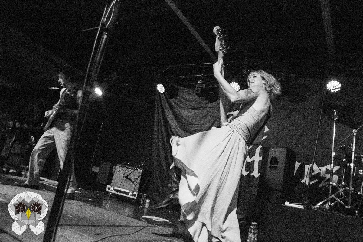 BlancaLechuza's tweet photo. El sonido de @Btonesband inundó el #ForoVeintiocho el pasado sábado 30 de agosto ante un público que lleno el recinto para escuchar canciones como "Sadie's A Sadist" o "Two Headed Shark".

Nuestra cobertura:
https://t.co/WTlwLhvY8F ⬅📸🦉

@shownomercypd / #TheButtertones https://t.co/1S0j5h7QME