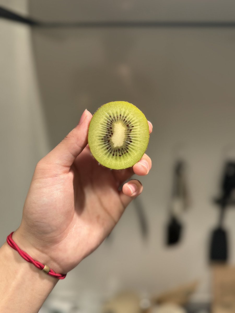 manahirotostaff's tweet photo. 近頃は毎朝キウイ食べてビタミンチャージ🥝
まなひろ https://t.co/YcxLyGKoJ7