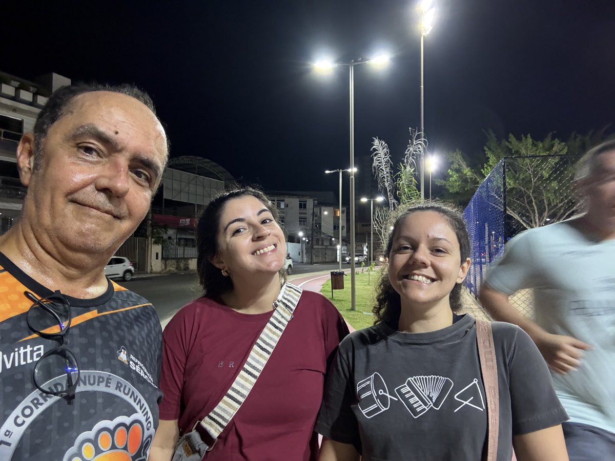 srso's tweet image. Encontrei as filhas saindo da academia no shopping eu estava correndo no Beira Rio.