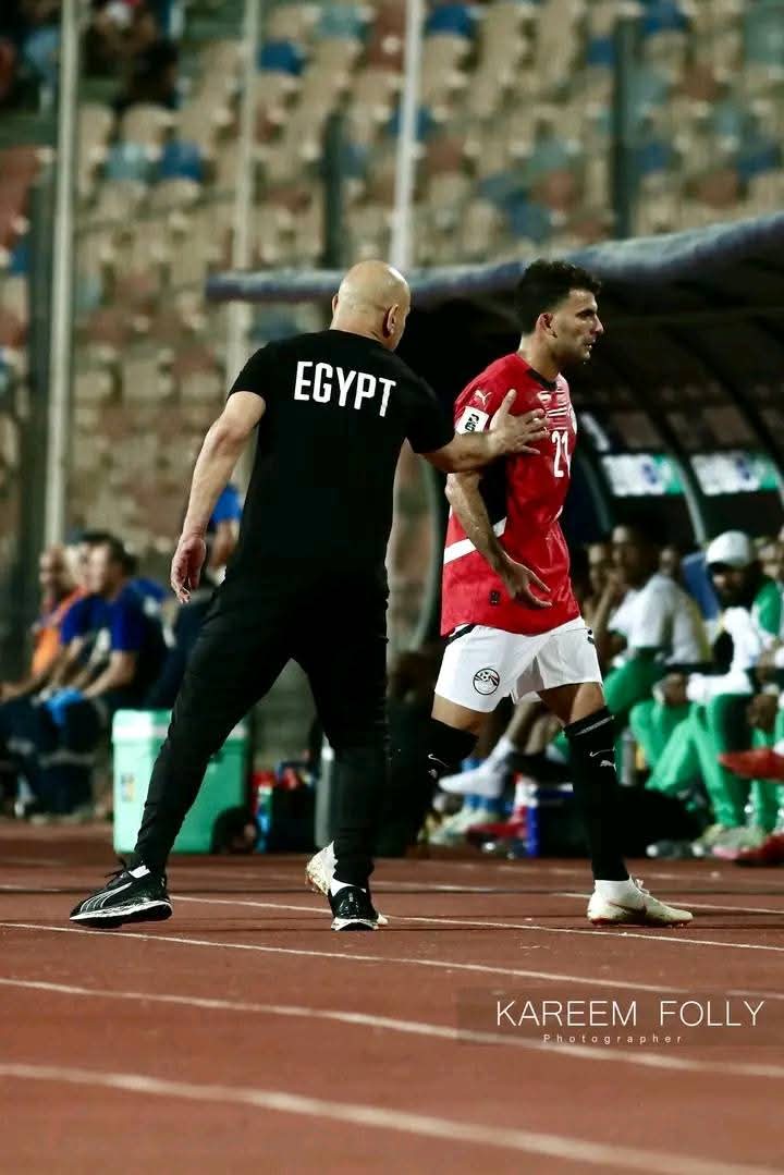 ويسلمك عليك ليه
هو عارف انك مش دكر ومش هاتقدر تعمله حاجة عشان كده ماسلمش عليك عشان شايفك مدرب هفأ👉