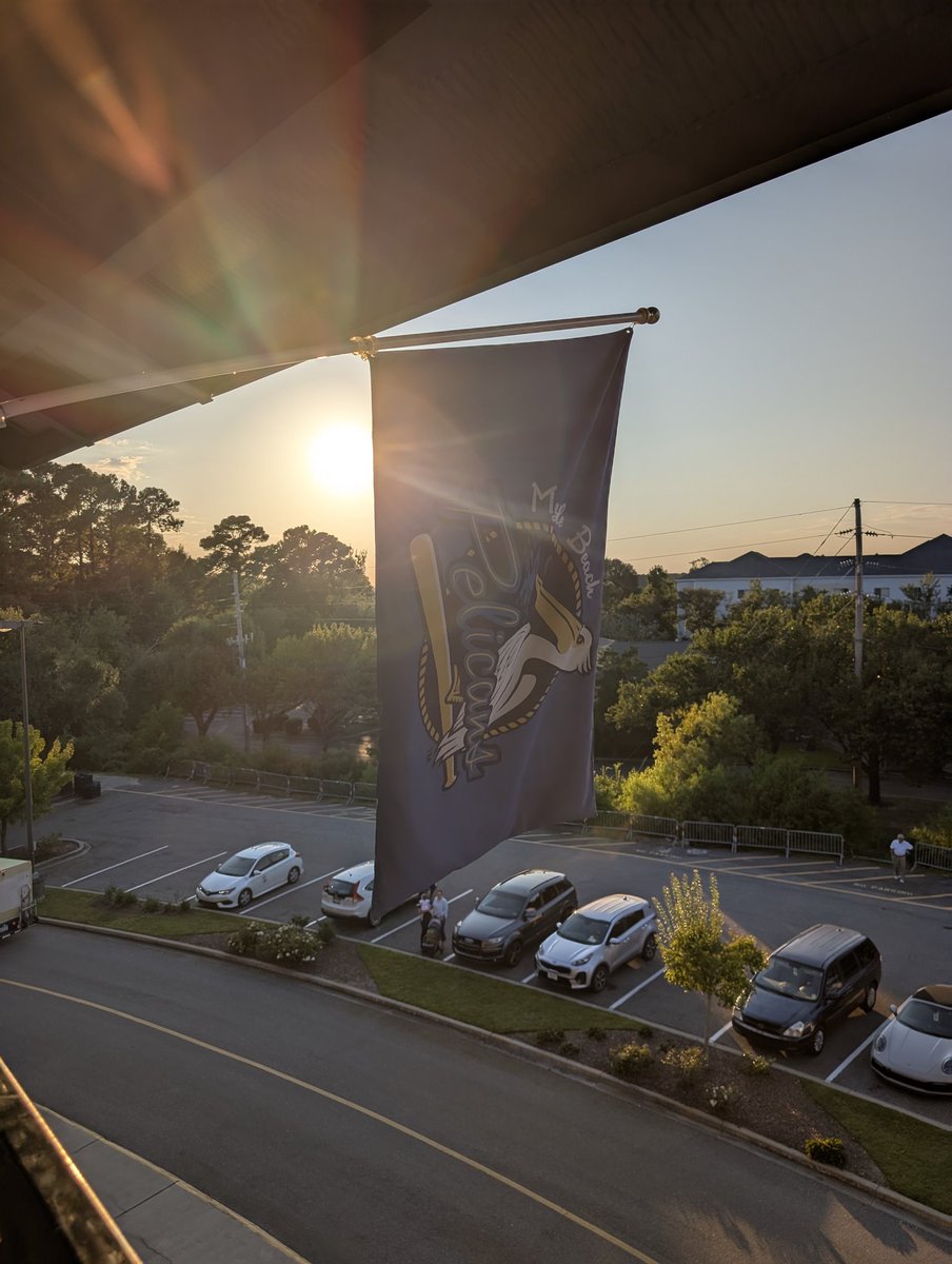 Outside of Pelicans Ballpark, it's another beautiful day at the beach.

You can listen to what's happening inside the ballpark here: milb.com/columbia/fans/…