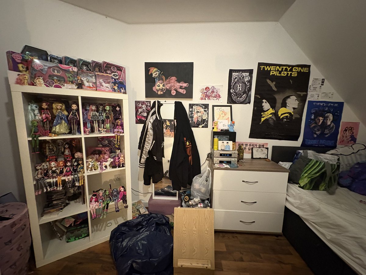 almost finished with unpacking everything (i moved in a month ago lol) but i love my room I LOVE MY DOLL SHELF