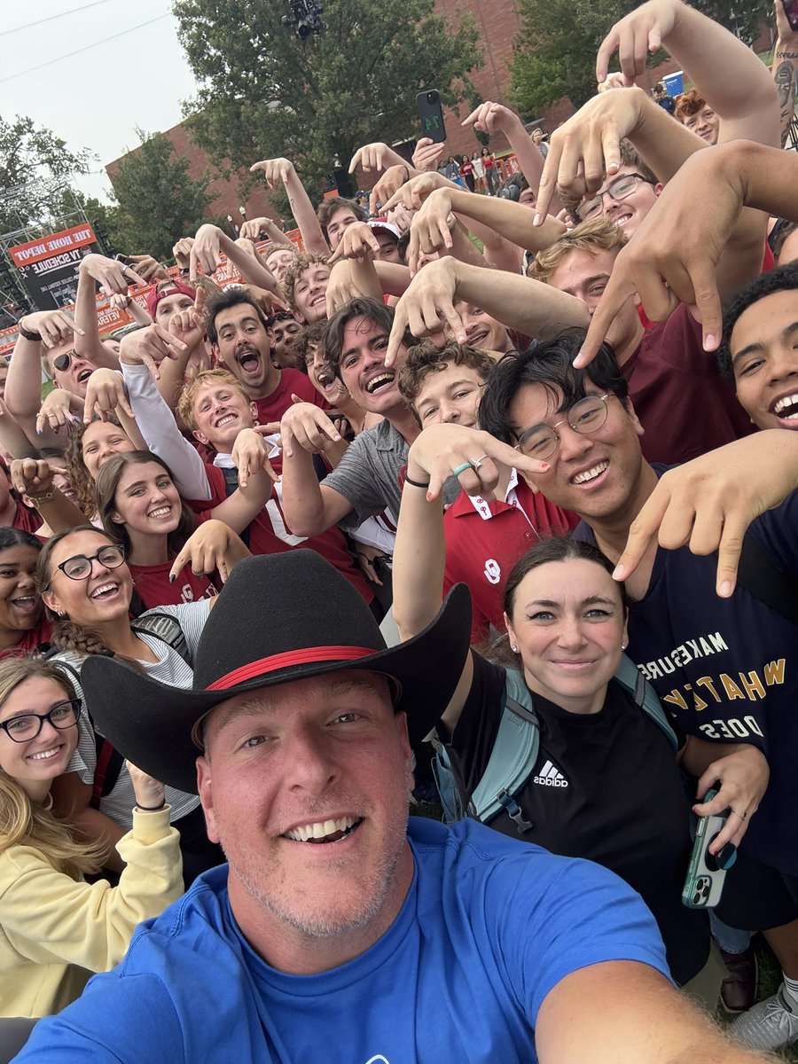 GOT IT! Can’t believe I got to do a horns down shoulder to shoulder with <a href="/PatMcAfeeShow/">Pat McAfee</a> 🔥 BOOMER