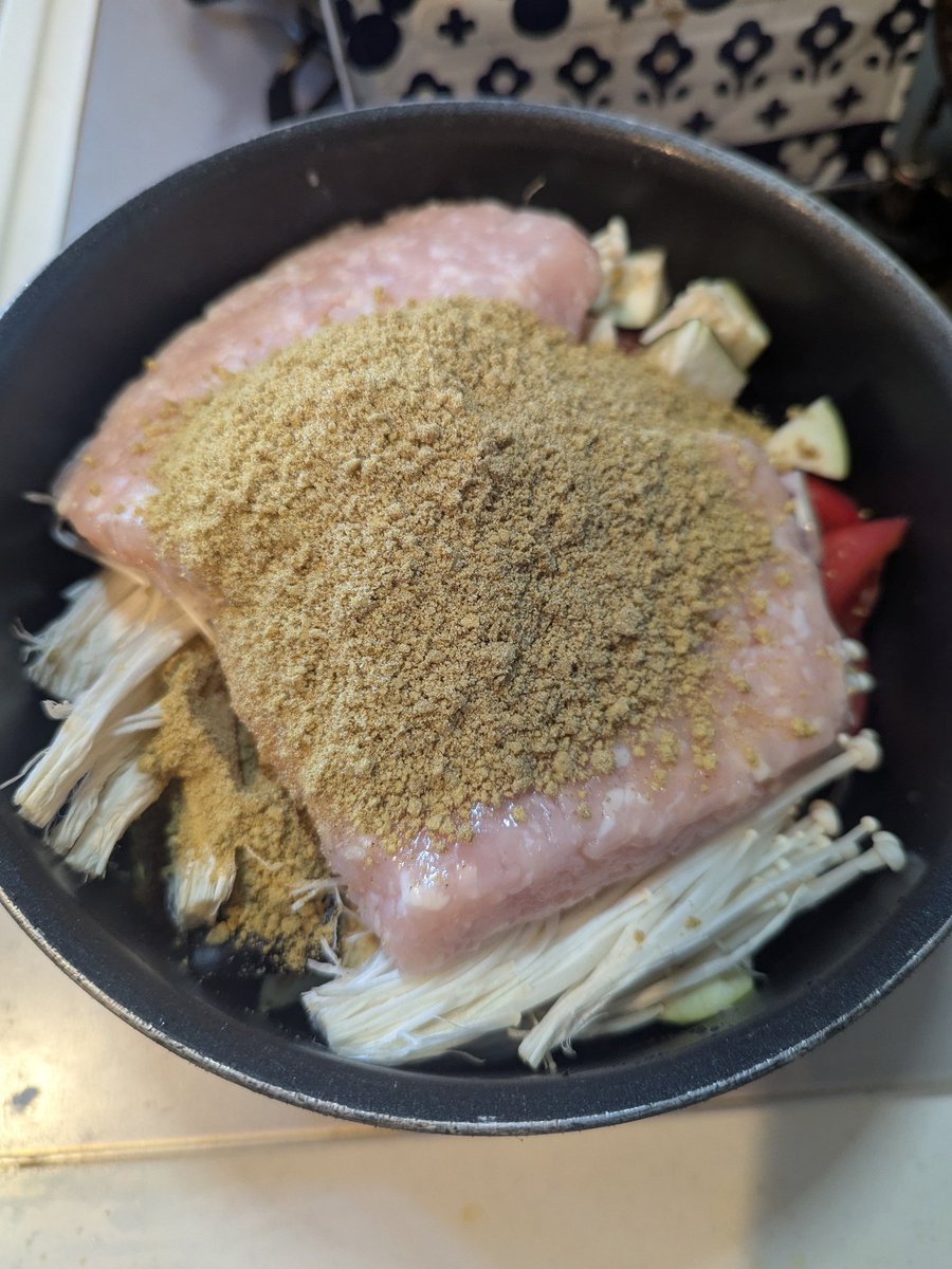 NGOROPOPOS48's tweet photo. 朝から無水カレー https://t.co/cwjYQGThf9