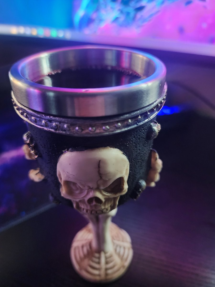 Friday vibes ➡️ Live  twitch.tv/Metalanie