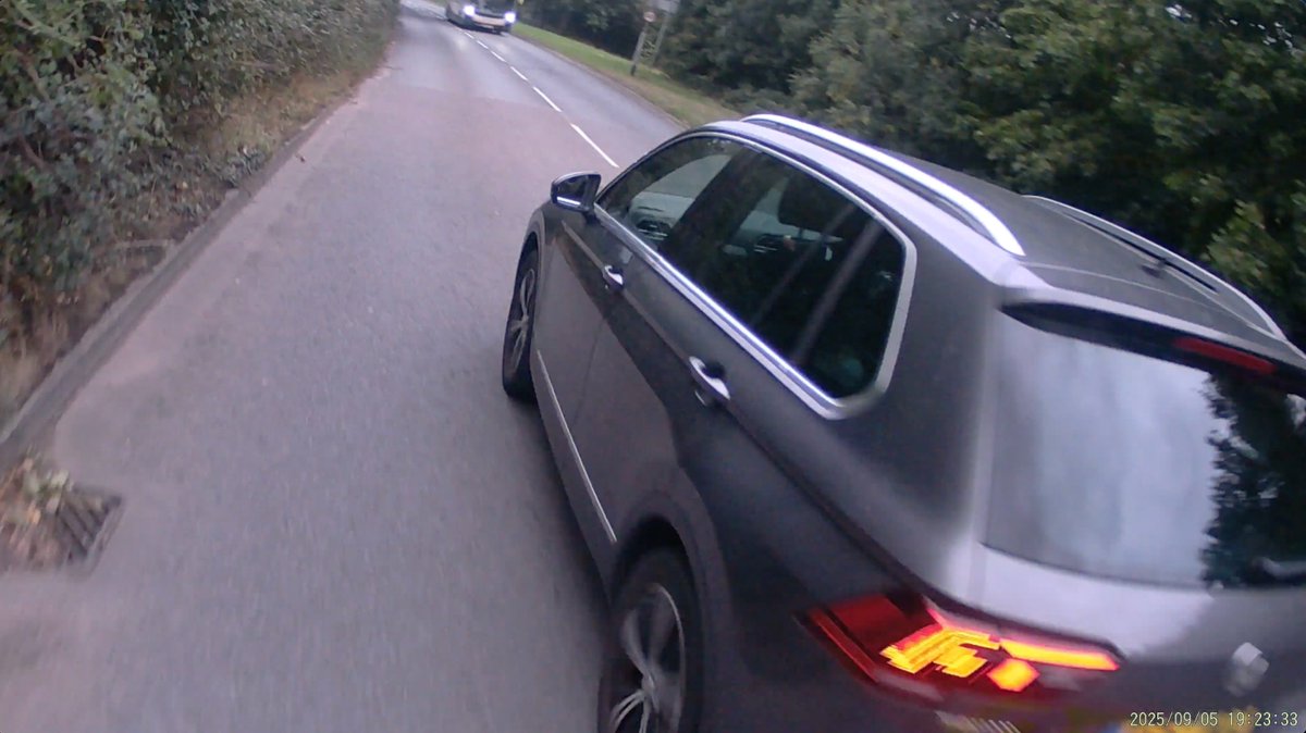 Two minutes, two cnuts in grey Tourans