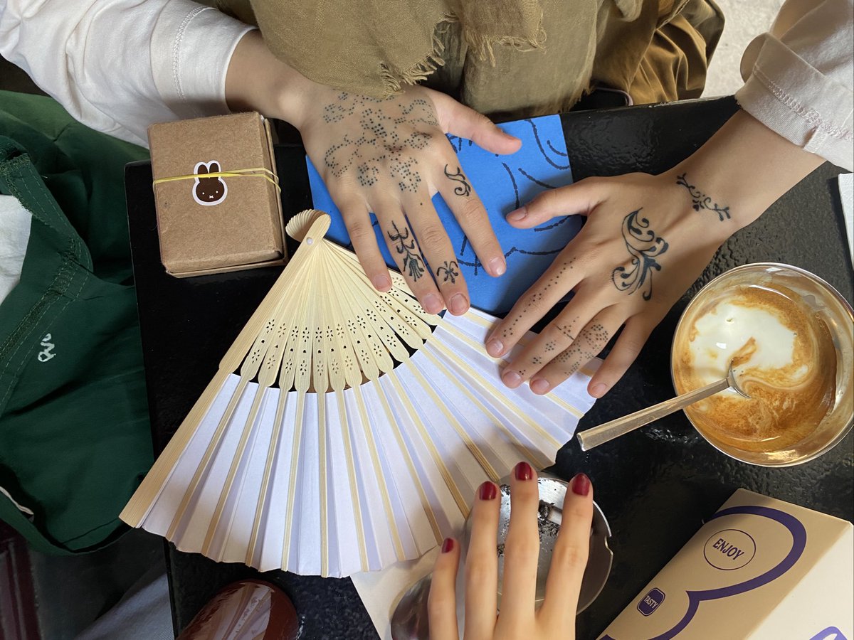 bu kızlar birileri yalnız