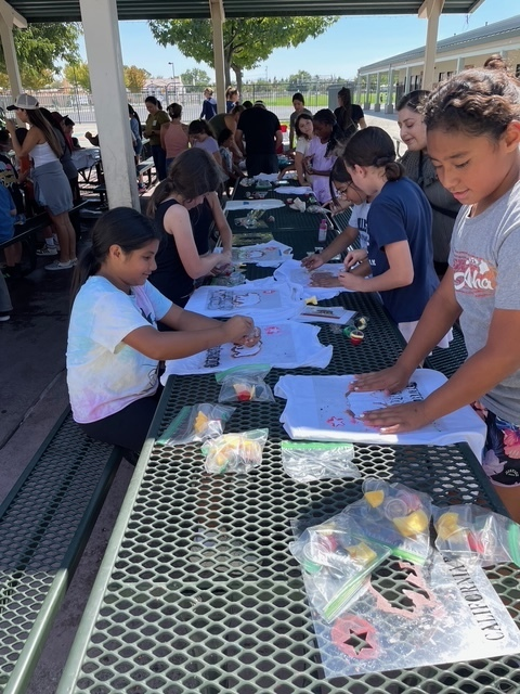 Our 4th graders had fun painting their California Flag t-shirts! They all did an amazing job!
#4Houses1Hawkfamily #WeAreBUSD #mchawks
