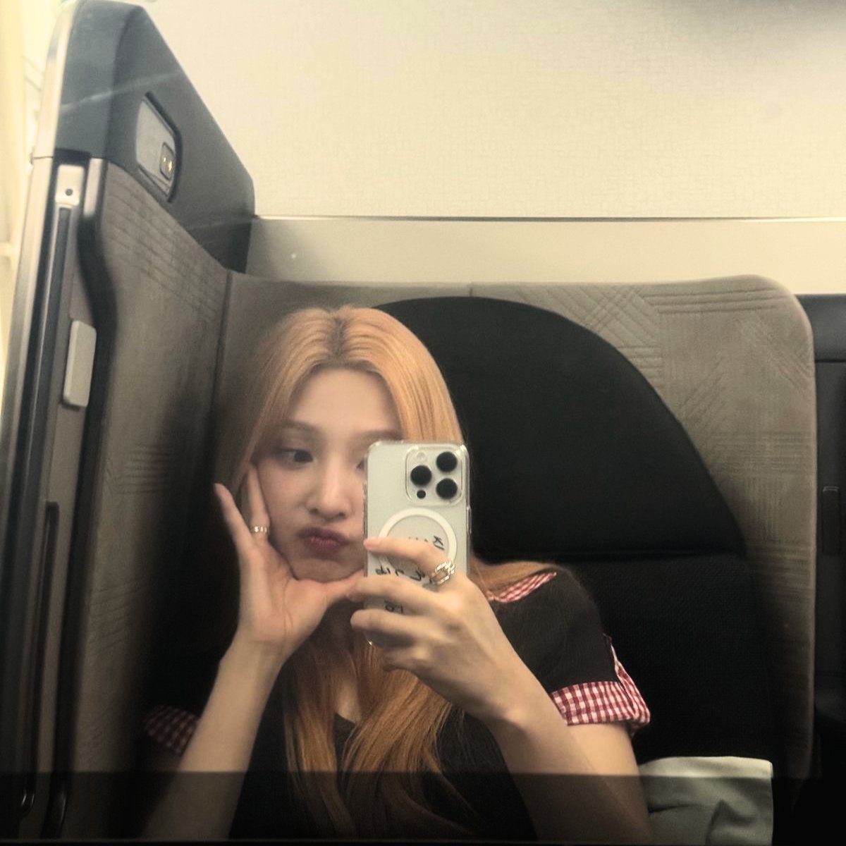 kizukisan614's tweet image. ela com certeza tira fotos dele distraído por aí #tidalwaves