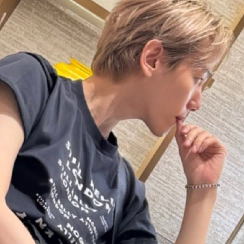 kizukisan614's tweet image. ela com certeza tira fotos dele distraído por aí #tidalwaves