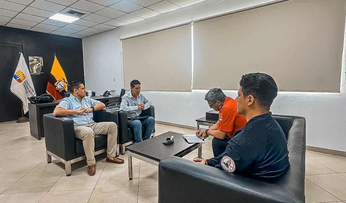 BomberosDuran's tweet photo. Mantuvimos una reunión de gran importancia con el Ing. @jorgecarrillot, Ministro de la Secretaría Nacional de Gestión de Riesgos @riesgos_ec, para presentar los avances alcanzados en materia de prevención y seguridad en beneficio de nuestro cantón.

#ChonilloEC  
#bomberosdurán https://t.co/AcIHvoFYdz