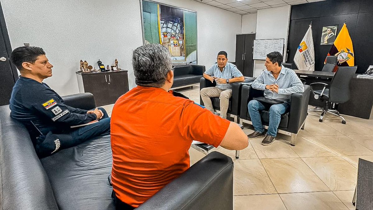 BomberosDuran's tweet photo. Mantuvimos una reunión de gran importancia con el Ing. @jorgecarrillot, Ministro de la Secretaría Nacional de Gestión de Riesgos @riesgos_ec, para presentar los avances alcanzados en materia de prevención y seguridad en beneficio de nuestro cantón.

#ChonilloEC  
#bomberosdurán https://t.co/AcIHvoFYdz