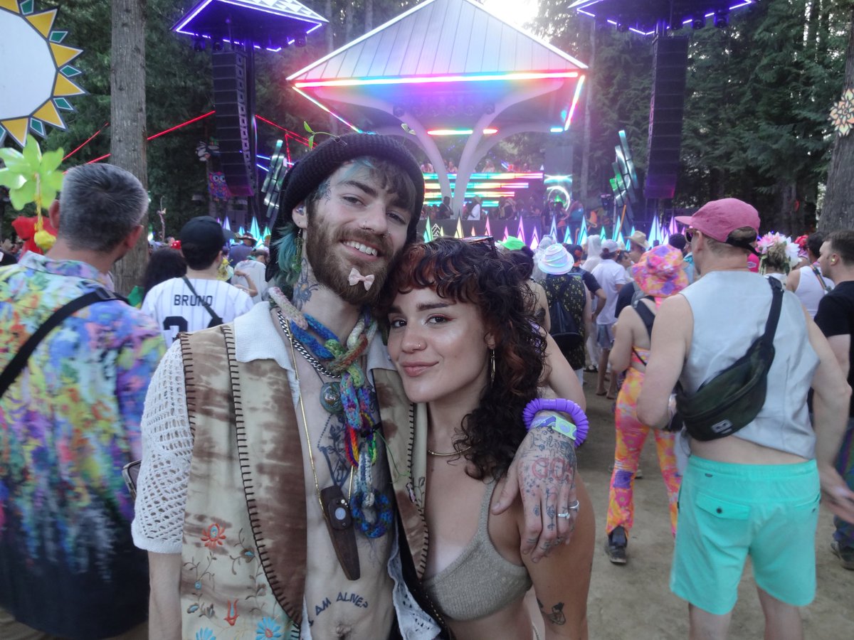 954rina's tweet photo. Not drinking and minimal drug use this year got me lookin fresh as hell at the fest instead of deep fried hahhaha https://t.co/JaVfjKvryu