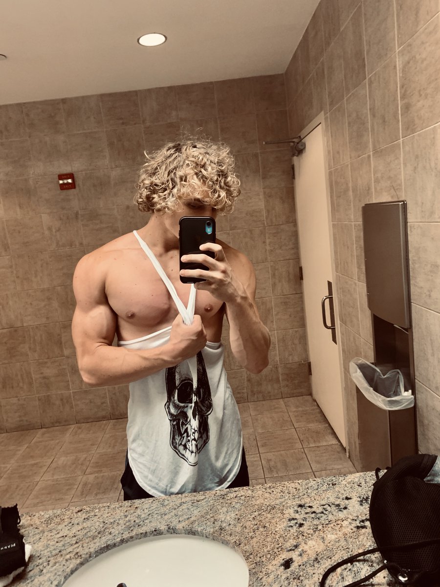 Mirror selfies >>>