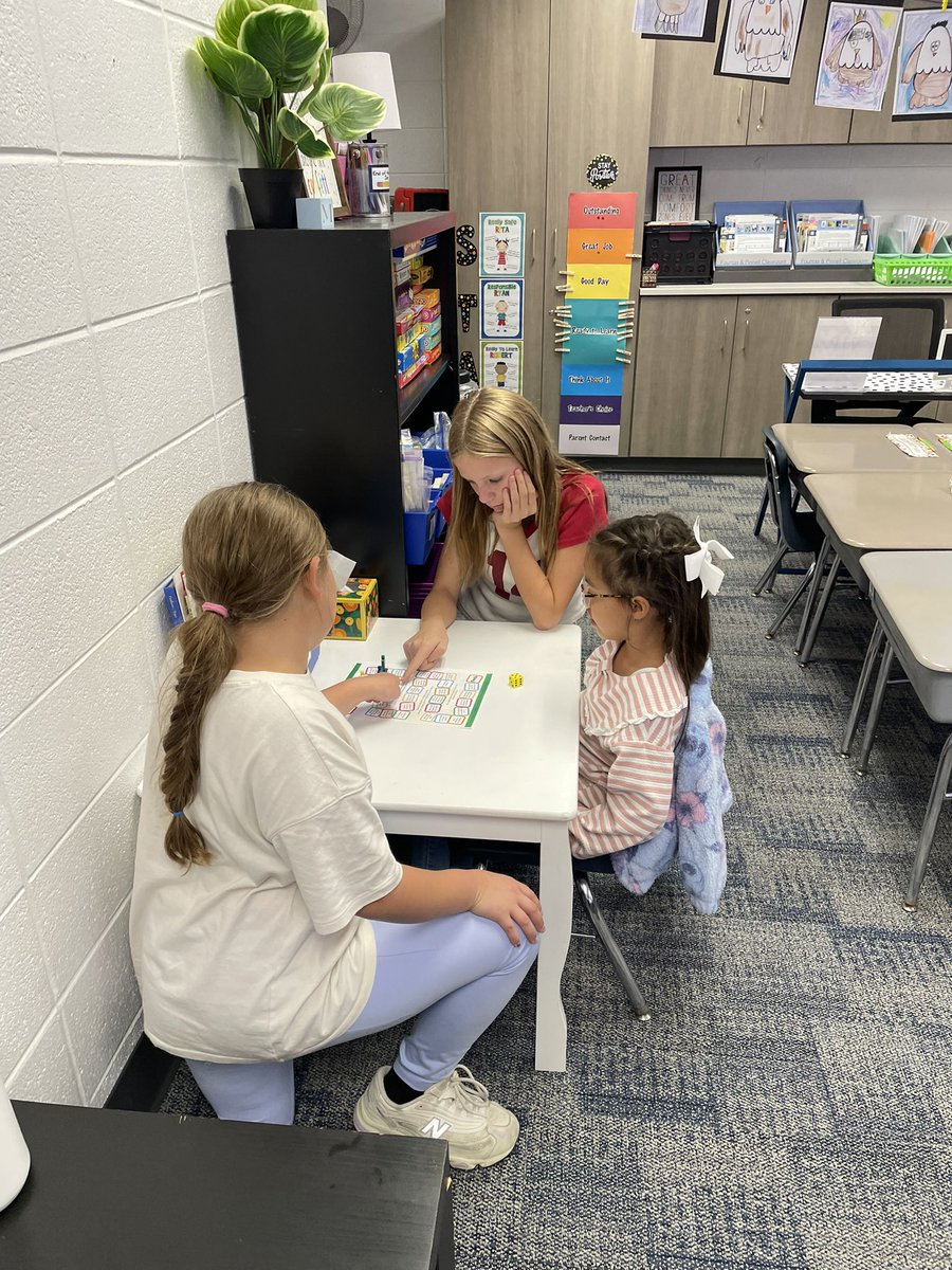 marnellandrea29's tweet image. We were so excited to meet our 5th Grade Buddies from Mrs. Folliard’s class today. The buddies played a get to know you game. @VV_Voyagers #fabulousfirsties #buddies #gettingtoknoweachother