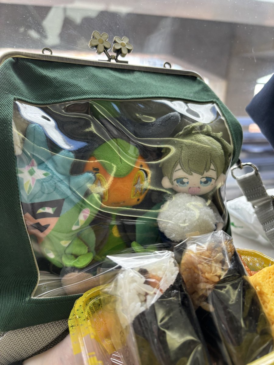 朝ごはん食べながら磐梯町向かうよ〜🚄