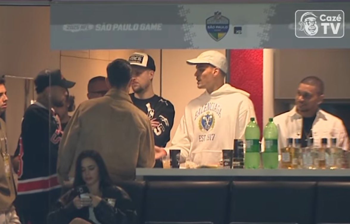 midnigham's tweet image. neymar, seus parças e biancardi no camarote que a taylor vai ficar, precisamos ser fortes