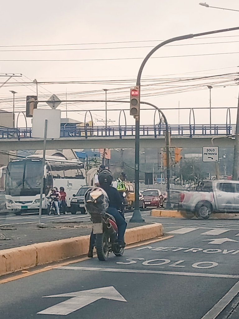 5/sept./2025  2 agentes de la <a href="/ATM_Transito/">ATM TRÁNSITO</a> muy concentrados en su teléfono 📲 y no en su trabajo no se percatan de la moto 🏍️ y su conductor que está en el carril exclusivo de la <a href="/metroviagye/">Sistema Metrovía</a> con semáforo 🚦 en rojo y ni la lengua le sacaron.....
<a href="/Junior_B_S_C/">Wil Rendón</a> <a href="/AntiradarGYE/">AntiradarGYE</a>