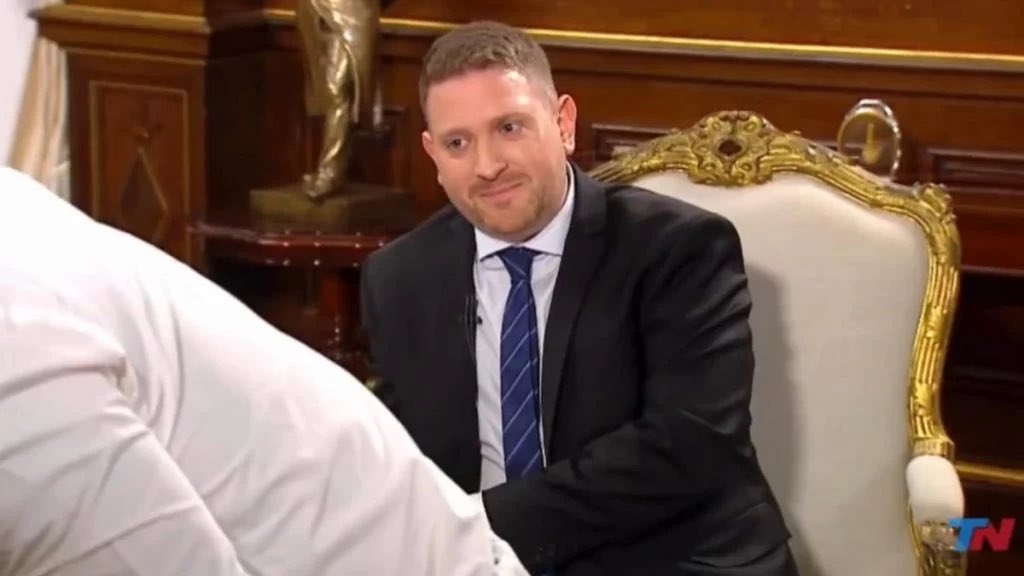 Joepsi's tweet image. El intendente de Mar Del Plata dice que no tiene plata para garantizar que el transporte sea gratuito para que LA GENTE VAYA A VOTAR. 

Pero para pagarle 12 MILLONES al ensobrado de Viale para que lo lleve al programa y hable bien de él tiene plata. 

Montenegro sos un CARA DURA.