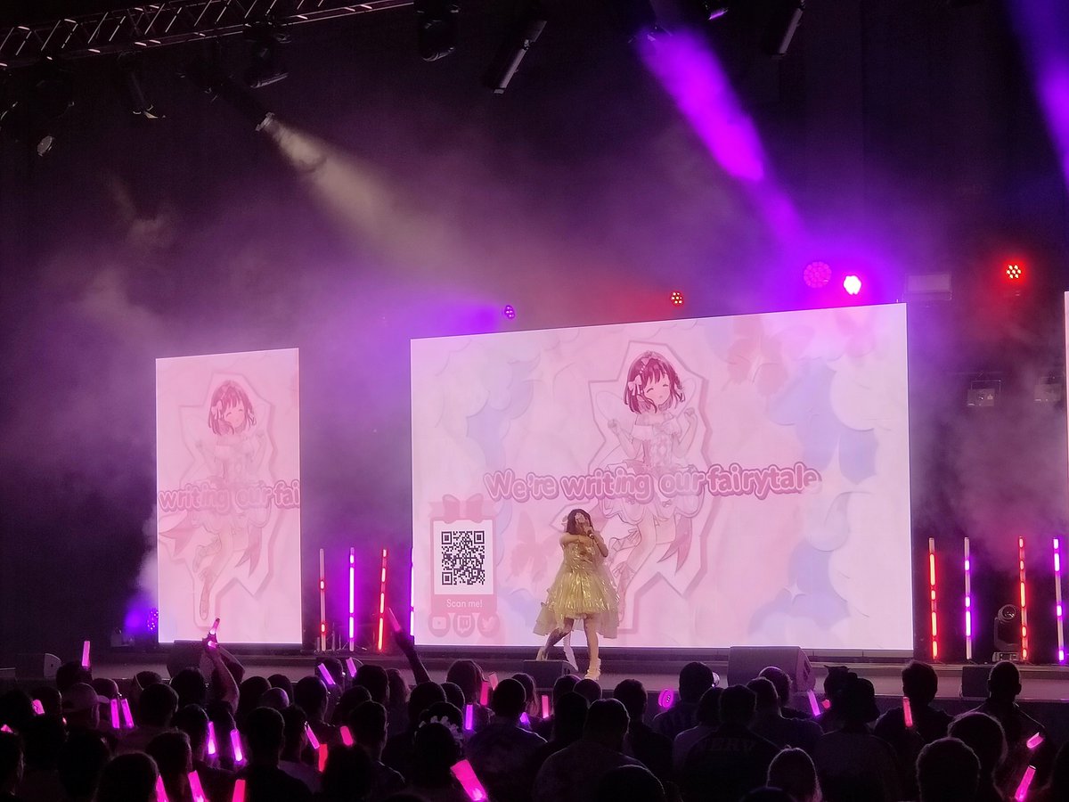 ShadowPear's tweet image. First day of VeXpo:

The concert was absolutely goated. Everyone was great.

Phoebe absolutely killed it, her IRL and 2D show was genius. The V4Mirai girls 3D is always nice to see, and ending with weeb to dad rock whiplash was just fun.

Worth the 3 hours queue.

#VeXpo2025