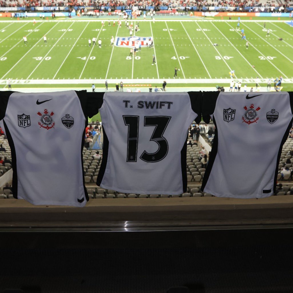 SeriesBrasil's tweet image. TAYRINTHIANS! O Corinthians personalizou uma camisa do time exclusivamente para Taylor Swift.